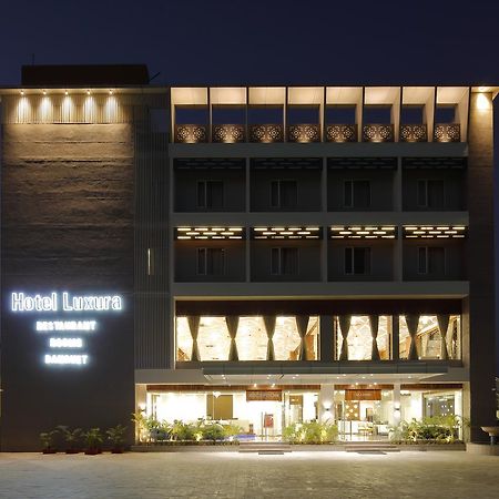 Hotel Luxura Godhra 외부 사진