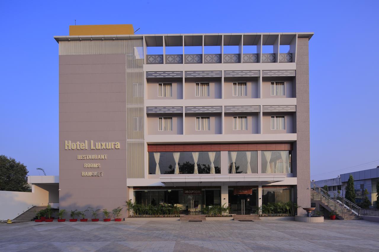 Hotel Luxura Godhra 외부 사진
