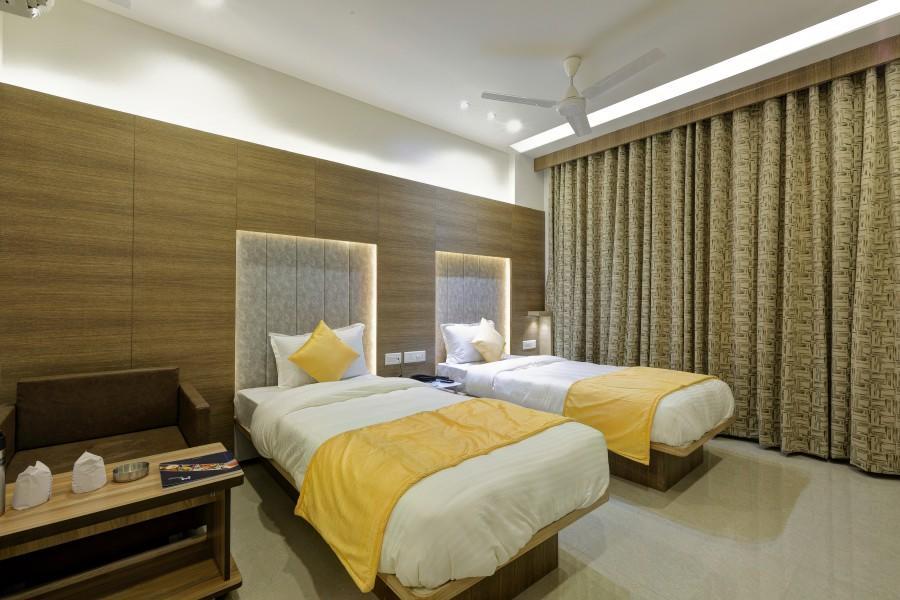 Hotel Luxura Godhra 외부 사진