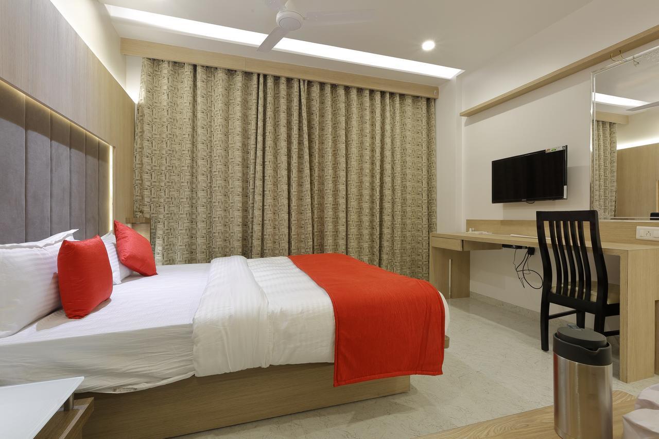 Hotel Luxura Godhra 외부 사진