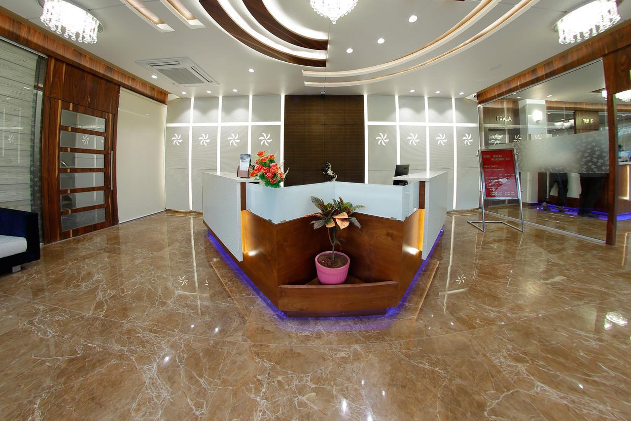 Hotel Luxura Godhra 외부 사진
