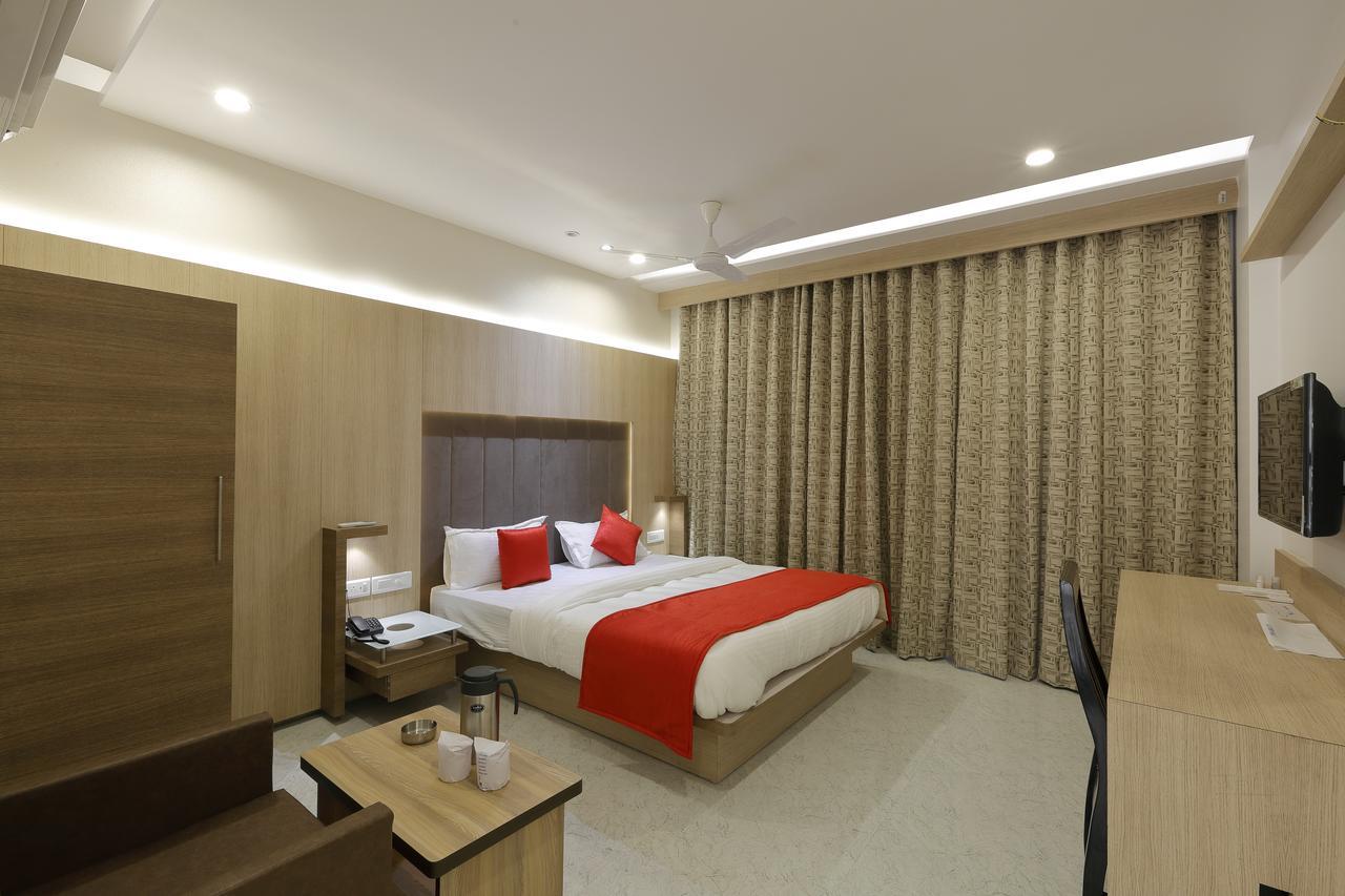 Hotel Luxura Godhra 외부 사진