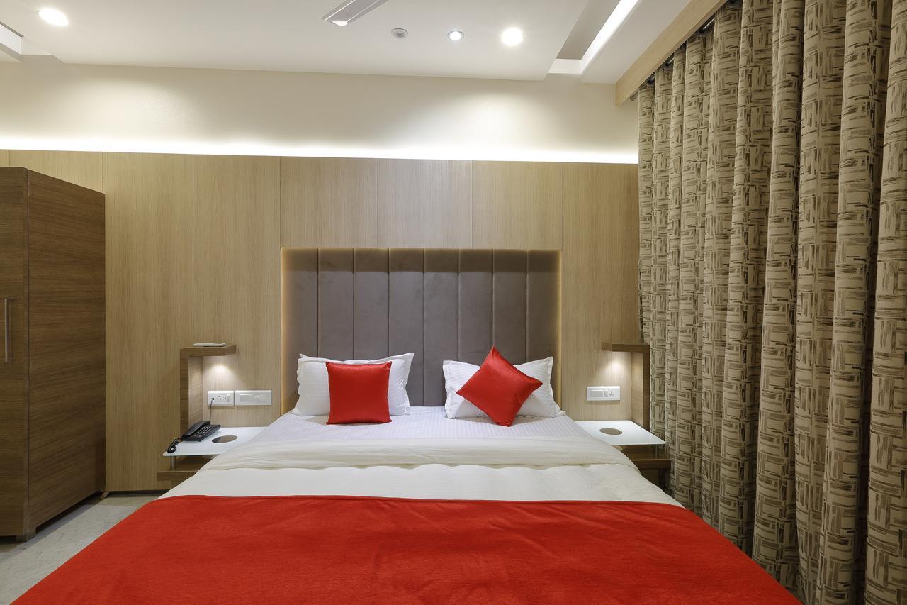 Hotel Luxura Godhra 외부 사진