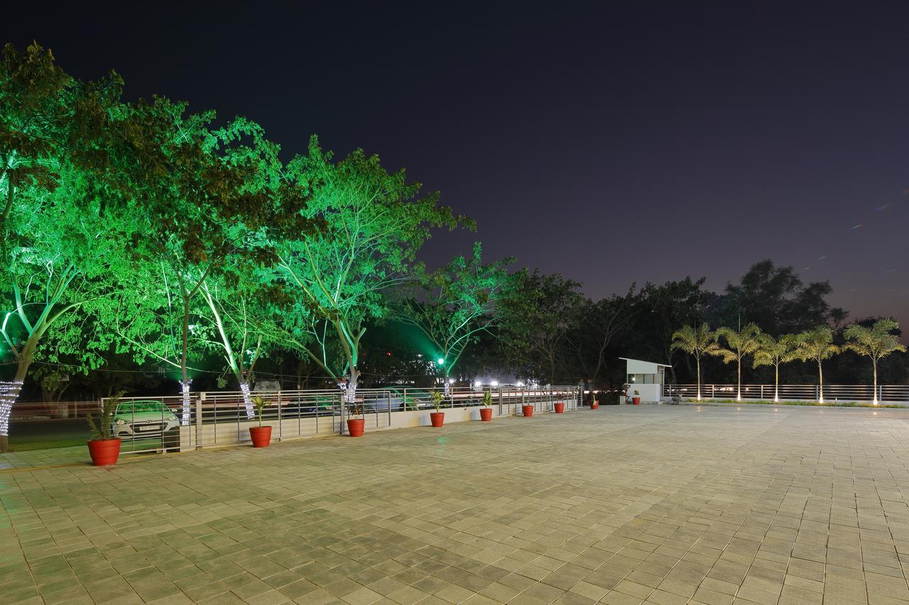 Hotel Luxura Godhra 외부 사진