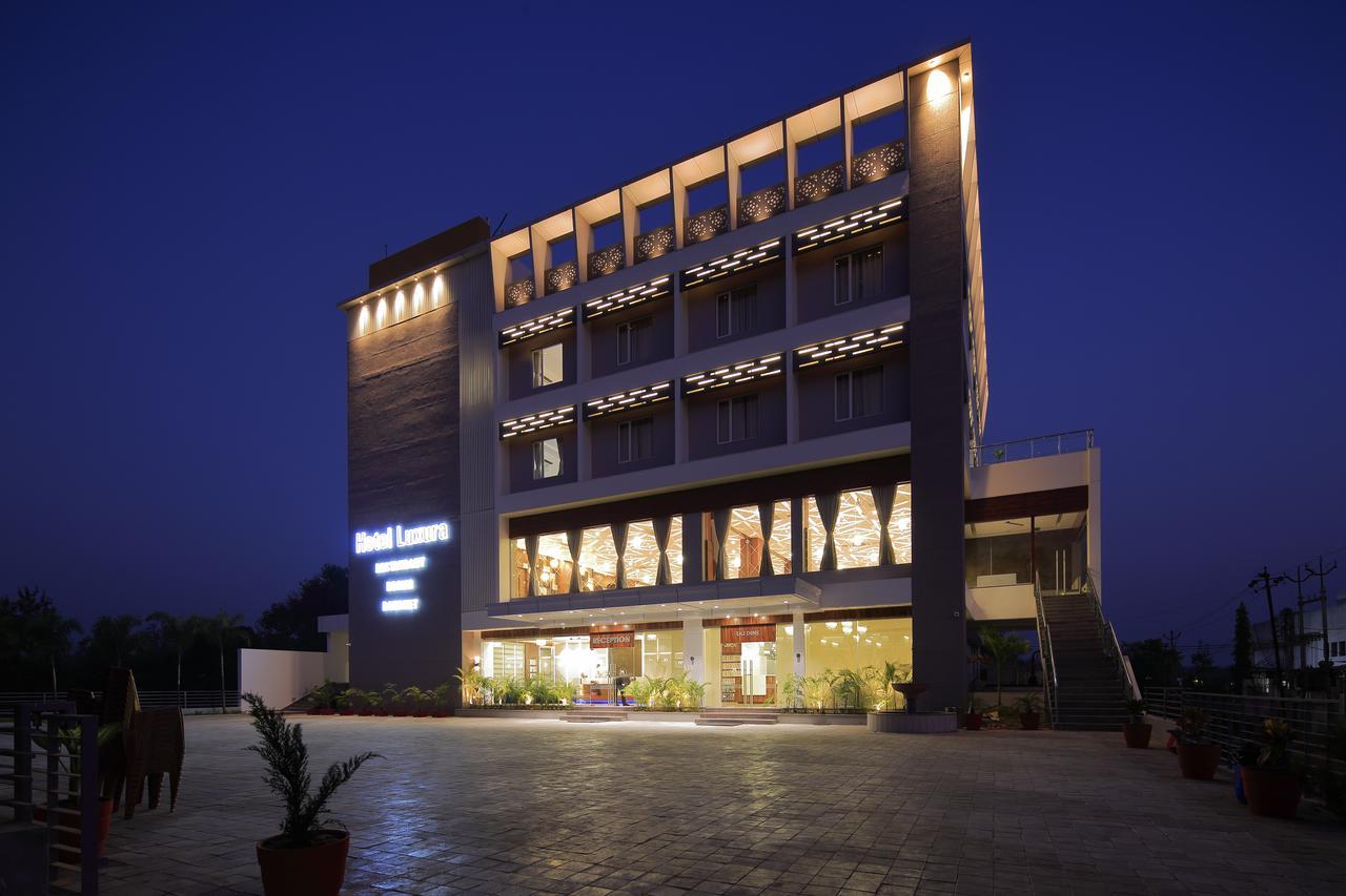 Hotel Luxura Godhra 외부 사진