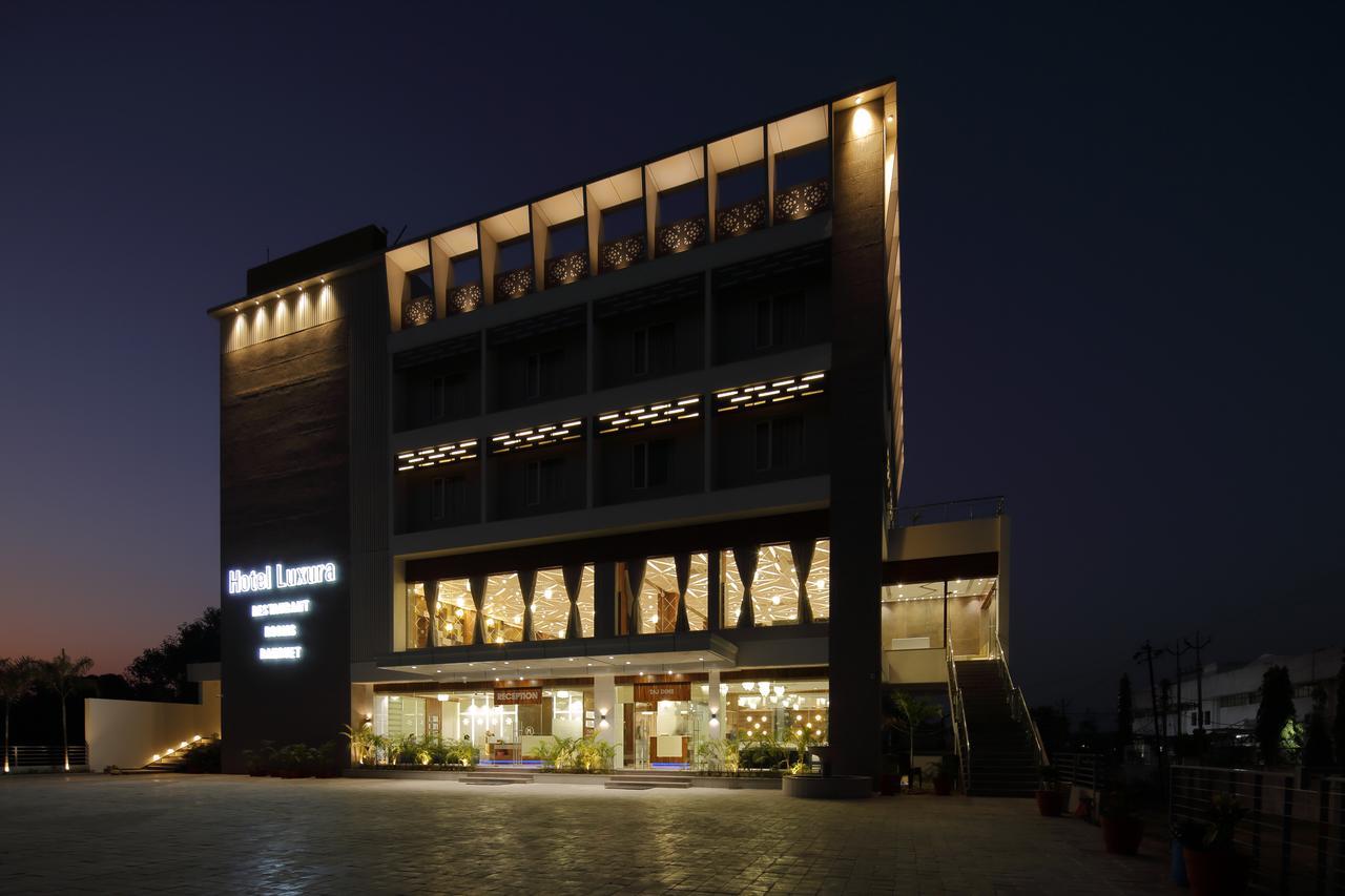 Hotel Luxura Godhra 외부 사진