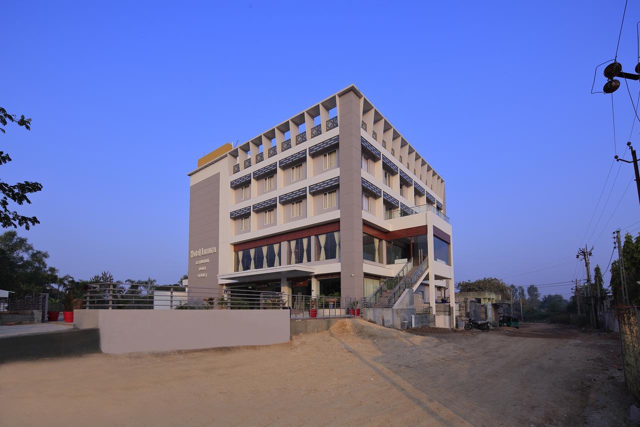 Hotel Luxura Godhra 외부 사진