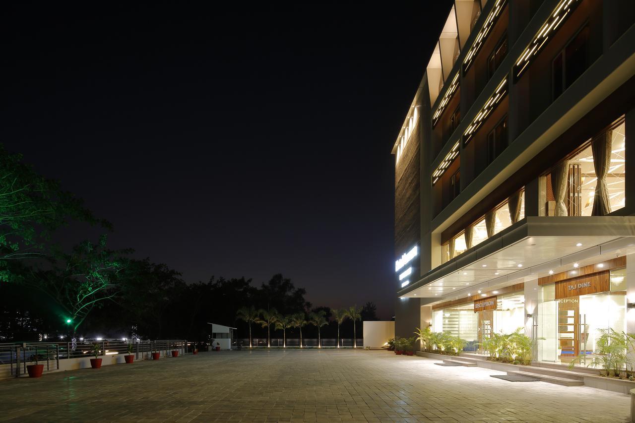 Hotel Luxura Godhra 외부 사진