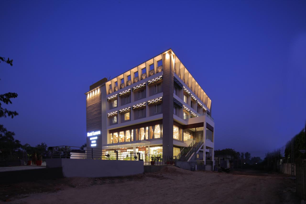 Hotel Luxura Godhra 외부 사진