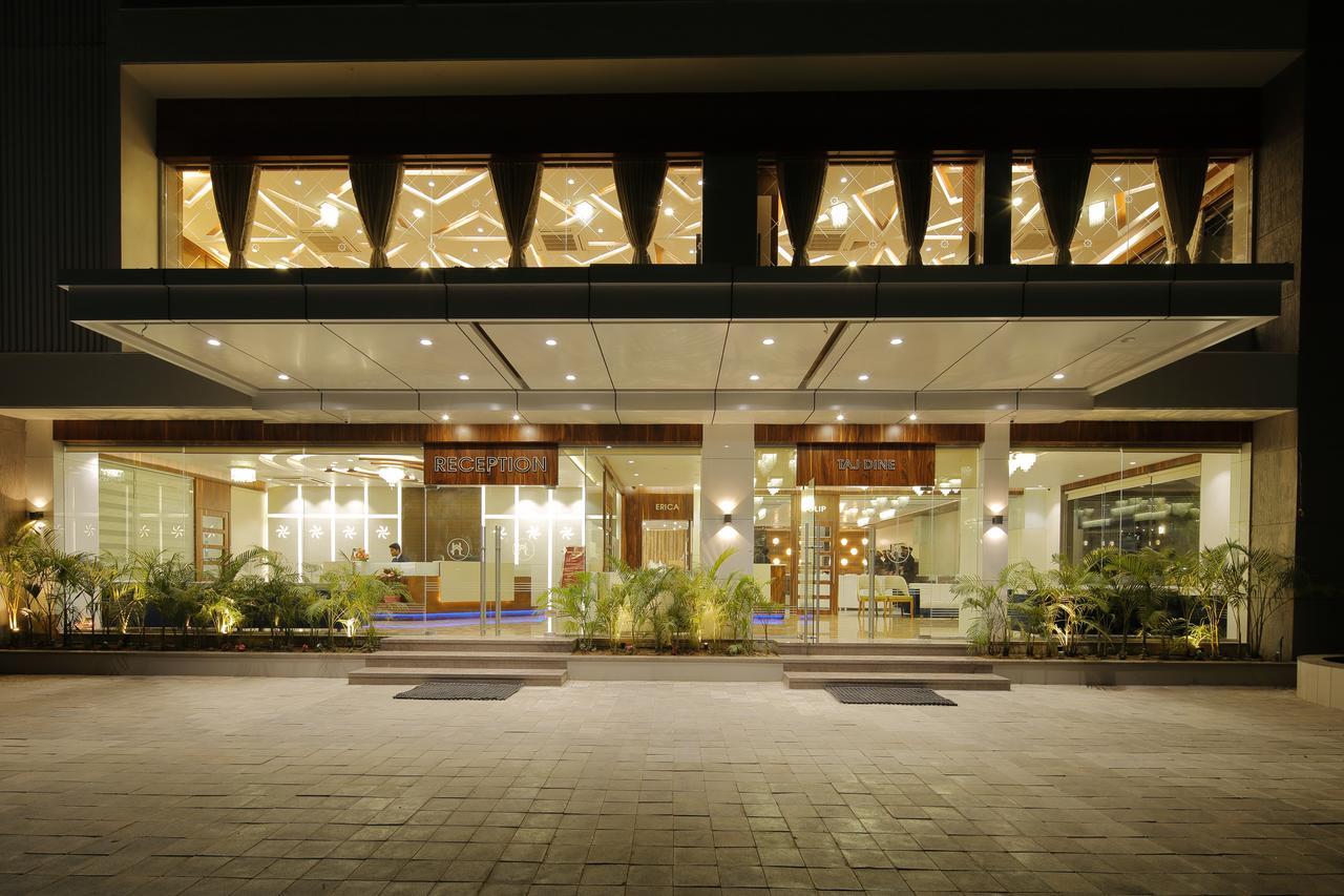 Hotel Luxura Godhra 외부 사진