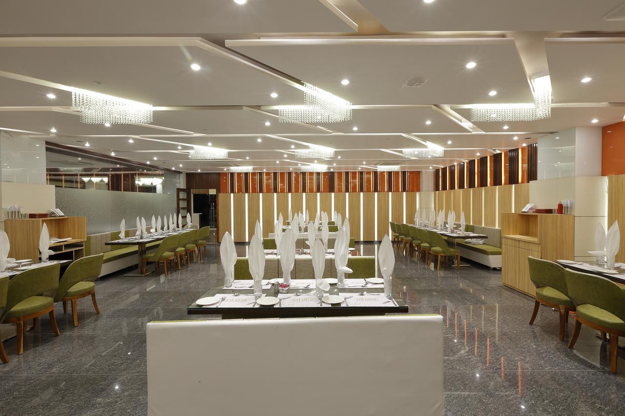 Hotel Luxura Godhra 객실 사진