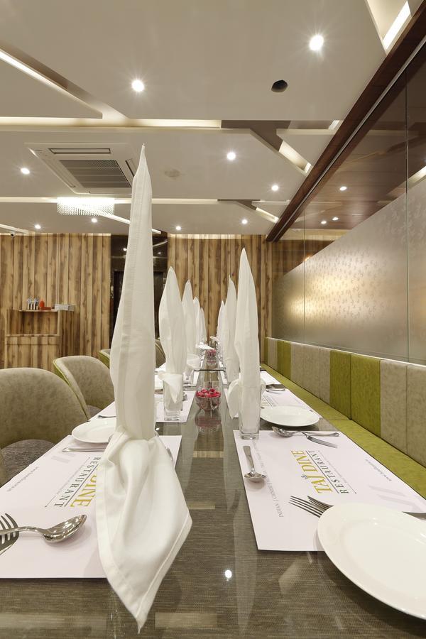Hotel Luxura Godhra 객실 사진